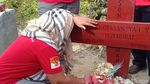 Tangis Keluarga di Makam Yosua Jelang Vonis Sambo