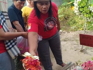 Keluarga Gelar Doa di Makam Yosua saat Sidang Vonis Ferdy Sambo