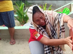 Keluarga Yosua Doa Bersama di Makam Jelang Vonis Sambo dan Putri