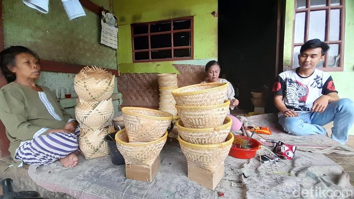 Kerajinan membuat boboko (bakul nasi) di Sumedang