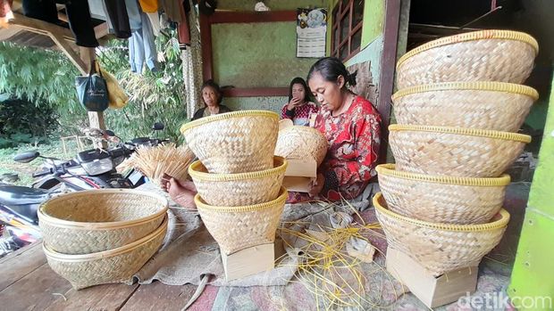 Kerajinan membuat boboko (bakul nasi) di Sumedang