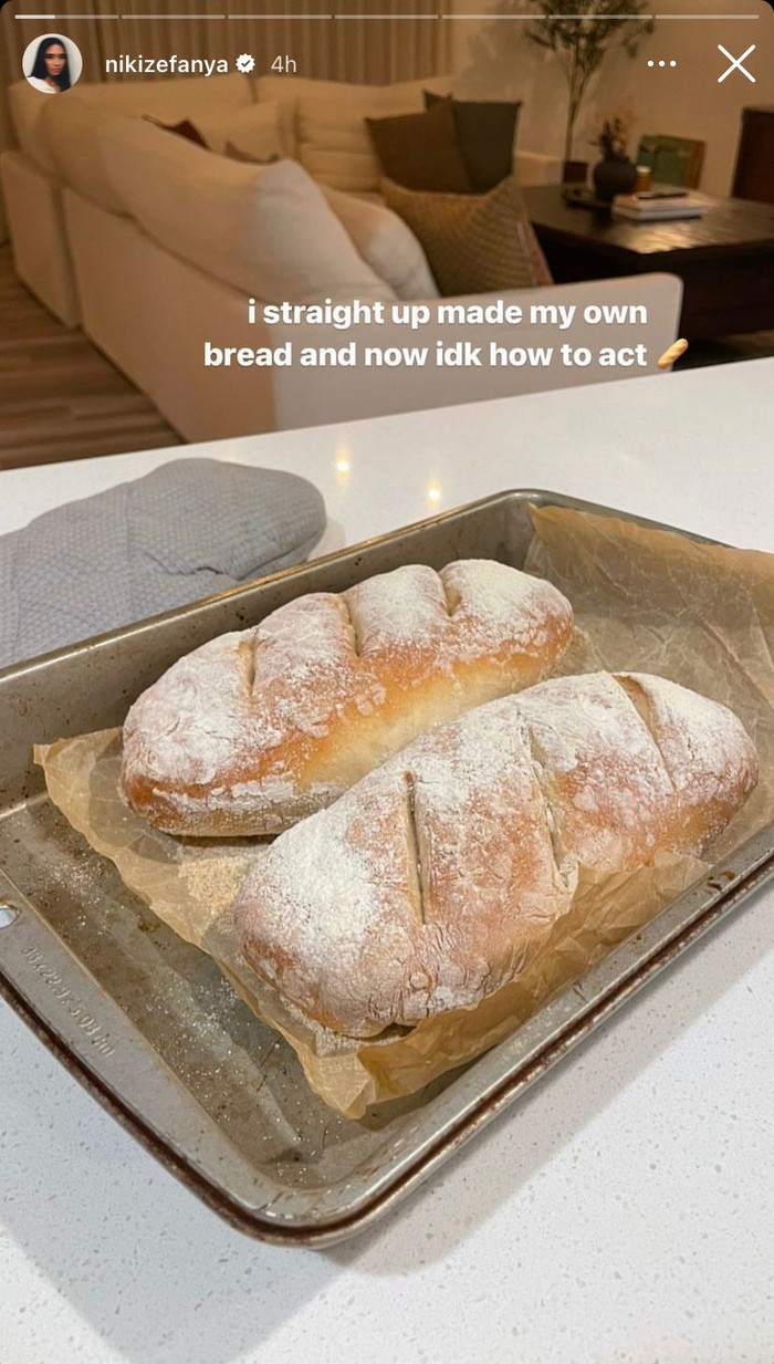 Keren! Penyanyi NIKI Sukses Bikin Roti Baguette Sendiri