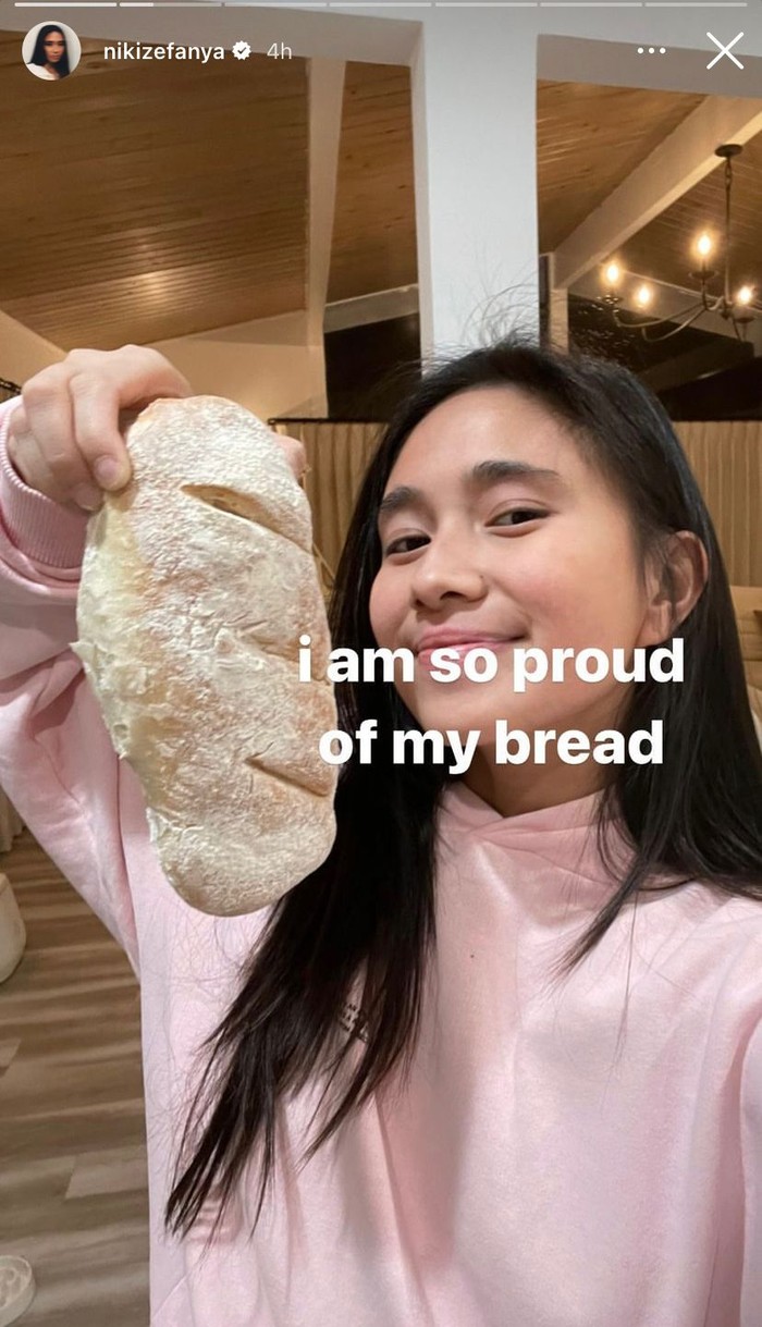 Keren! Penyanyi NIKI Sukses Bikin Roti Baguette Sendiri