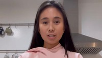 NIKI menunjukkan ke kamera kualitas roti buatannya. Roti itu tampak berukuran besar, empuk, dan menggugah selera.