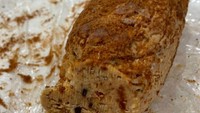 Selain roti, NIKI juga membuat racikan butter sendiri. Ia menambahkan kurma, kacang pecan, sea salt, dan gula kelapa. 