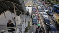 Sejumlah kendaraan terjebak kemacetan di Jalan Daan Mogot, Jakarta, Senin (13/2/2023). Menurut Direktur Eksekutif Institut Studi Transportasi (Instran) Deddy Herlambang, biang kerok kemacetan di Jakarta adalah populasi kendaraan yang sangat banyak. Data Korlantas Polri mencatat populasi kendaraan bermotor yang aktif di wilayah DKI Jakarta dan sekitarnya (Bekasi, Tangerang, Depok, Bogor) per 10 Februari 2023 mencapai 21.755.106 unit. ANTARA FOTO/Fauzan.