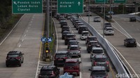 Sejumlah kendaraan antre menuju Jalan Pangeran Antasari usai keluar dari Gerbang Tol Cilandak Utama di Jakarta, Senin (13/2/2023). Dari pantauan detikcom pada Senin (13/2/2023) pukul 07.55 WIB, tingkat kemacetan (congestion level) di Jakarta mencapai 61 persen. Sementara itu, pada di hari dan jam yang sama pada 2019, tingkat kemacetan hanya 56 persen. ANTARA FOTO/Sigid Kurniawan.
