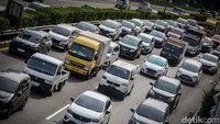 Kemacetan juga memiliki sejumlah efek buruk bagi kesehatan. Pertama dehidrasi, terjebak macet di jalan tol membuat seseorang rentan terserang dehidrasi. Mengemudikan mobil berjam-jam tanpa ada kesempatan berhenti di rest area akan membuat tubuh kekurangan asupan air. Andhika Prasetia/detikcom.