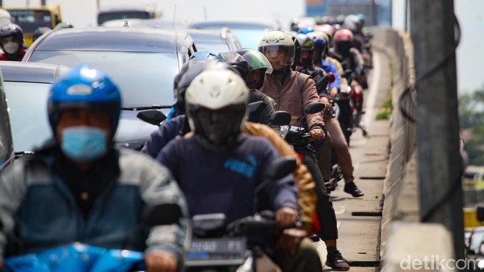 Kemacetan di Jakarta kian buruk bahkan menyentuh level lebih tinggi sebelum pandemi COVID-19. Kemacetan ini berefek pada kesehatan dan ekonomi lho..