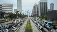 Kemacetan panjang seperti ini juga bisa membuat gangguan pencernaan lho. Gangguan pencernaan rentan menyerang Anda yang terjebak macet berjam-jam karena terlambat makan atau makanan tidak steril dan tercemar. Gangguan pencernaan yang paling umum terjadi adalah maag, diikuti dengan rasa mual, perut kembung dan muntah-muntah. Rifkianto Nugroho/detikcom.