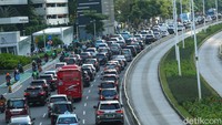 Pengamat Transportasi Unika Soegijapranata Djoko Setijowarno juga silang pendapat dengan Yustinus. Menurutnya, kemacetan bukan sebuah tanda pergerakan ekonomi, namun justru sebuah langkah pemborosan yang besar. Dia mengatakan dengan adanya kemacetan di jalan yang dipicu banyaknya kendaraan pribadi, artinya semua orang harus membuang-buang bahan bakar secara percuma. Belum lagi perhitungan waktu yang terbuang cuma karena macet. Rifkianto Nugroho/detikcom.