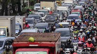 Sejumlah kendaraan terjebak kemacetan di Jalan Daan Mogot, Jakarta, Senin (13/2/2023). Kemacetan di Jakarta kian buruk setiap harinya. Data bahkan menyebutkan, level kemacetan di Ibu Kota sudah menyentuh level lebih tinggi daripada tahun 2019 atau sebelum pandemi COVID-19 melanda. ANTARA FOTO/Fauzan.