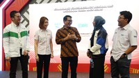 Direktur PT SRC Indonesia Sembilan Rima Tanago (kedua kiri), Asisten Deputi Pemberdayaan Ekonomi Masyarakat Dan Kewirausahaan Kemenko Perekonomian Chairul Saleh (tengah), VP General Secretary Danone Aqua Vera Galuh Sugijanto (kedua kanan),  Division Head Mass Funding Division BRI Kicky Andrie Davetra (kanan), Director of Grab for Business Grab Indonesia Roy Nugroho (kiri) pada Diskusi Media “Kolaborasi #Jadilebihbaik Bersama SRC, Wujudkan UMKM Naik Kelas”. 