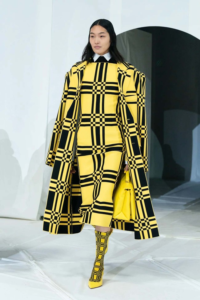 Creative director Marni, Francesco Risso menghadirkan busana dengan ciri khas Marni yang playful dan terdiri dari empat warna saja yaitu kuning, hitam, putih dan merah untuk koleksi fall/winter 2023. Foto: Dok. Marni
