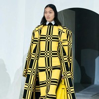 Creative director Marni, Francesco Risso menghadirkan busana dengan ciri khas Marni yang playful dan terdiri dari empat warna saja yaitu kuning, hitam, putih dan merah untuk koleksi fall/winter 2023. Foto: Dok. Marni