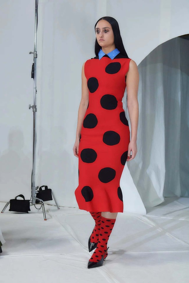 Creative director Marni, Francesco Risso menghadirkan busana dengan ciri khas Marni yang playful dan terdiri dari empat warna saja yaitu kuning, hitam, putih dan merah untuk koleksi fall/winter 2023. Foto: Dok. Marni