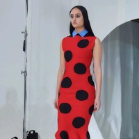 Creative director Marni, Francesco Risso menghadirkan busana dengan ciri khas Marni yang playful dan terdiri dari empat warna saja yaitu kuning, hitam, putih dan merah untuk koleksi fall/winter 2023. Foto: Dok. Marni