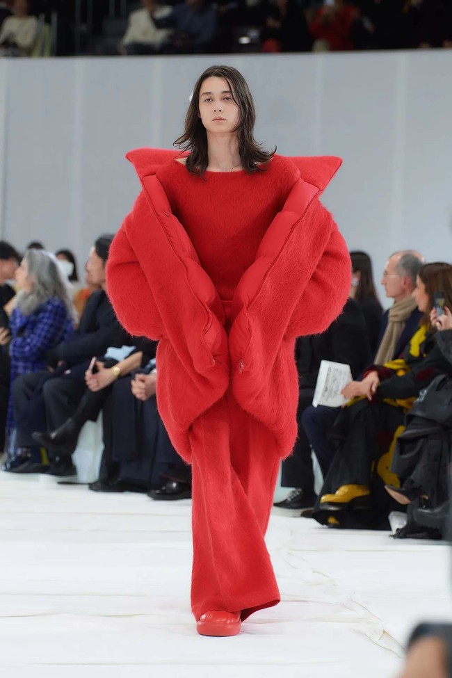 Creative director Marni, Francesco Risso menghadirkan busana dengan ciri khas Marni yang playful dan terdiri dari empat warna saja yaitu kuning, hitam, putih dan merah untuk koleksi fall/winter 2023.  Foto: Dok. Marni