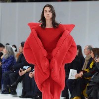 Creative director Marni, Francesco Risso menghadirkan busana dengan ciri khas Marni yang playful dan terdiri dari empat warna saja yaitu kuning, hitam, putih dan merah untuk koleksi fall/winter 2023.  Foto: Dok. Marni