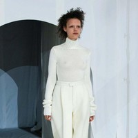 Creative director Marni, Francesco Risso menghadirkan busana dengan ciri khas Marni yang playful dan terdiri dari empat warna saja yaitu kuning, hitam, putih dan merah untuk koleksi fall/winter 2023. Foto: Dok. Marni