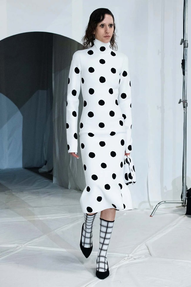 Creative director Marni, Francesco Risso menghadirkan busana dengan ciri khas Marni yang playful dan terdiri dari empat warna saja yaitu kuning, hitam, putih dan merah untuk koleksi fall/winter 2023. Foto: Dok. Marni