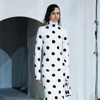 Creative director Marni, Francesco Risso menghadirkan busana dengan ciri khas Marni yang playful dan terdiri dari empat warna saja yaitu kuning, hitam, putih dan merah untuk koleksi fall/winter 2023. Foto: Dok. Marni
