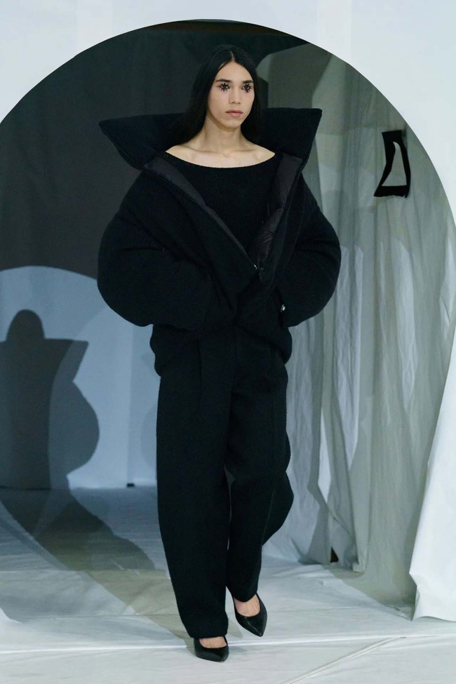 Creative director Marni, Francesco Risso menghadirkan busana dengan ciri khas Marni yang playful dan terdiri dari empat warna saja yaitu kuning, hitam, putih dan merah untuk koleksi fall/winter 2023. Foto: Dok. Marni