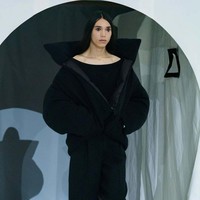 Creative director Marni, Francesco Risso menghadirkan busana dengan ciri khas Marni yang playful dan terdiri dari empat warna saja yaitu kuning, hitam, putih dan merah untuk koleksi fall/winter 2023. Foto: Dok. Marni