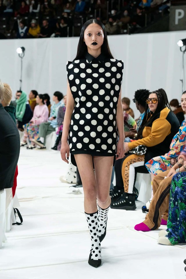 Creative director Marni, Francesco Risso menghadirkan busana dengan ciri khas Marni yang playful dan terdiri dari empat warna saja yaitu kuning, hitam, putih dan merah untuk koleksi fall/winter 2023. Foto: Dok. Marni