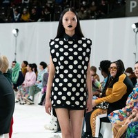 Creative director Marni, Francesco Risso menghadirkan busana dengan ciri khas Marni yang playful dan terdiri dari empat warna saja yaitu kuning, hitam, putih dan merah untuk koleksi fall/winter 2023. Foto: Dok. Marni