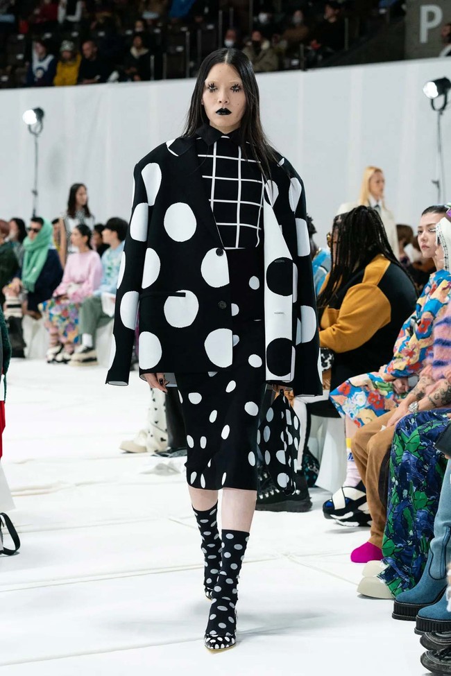 Creative director Marni, Francesco Risso menghadirkan busana dengan ciri khas Marni yang playful dan terdiri dari empat warna saja yaitu kuning, hitam, putih dan merah untuk koleksi fall/winter 2023. Foto: Dok. Marni