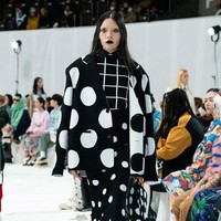 Creative director Marni, Francesco Risso menghadirkan busana dengan ciri khas Marni yang playful dan terdiri dari empat warna saja yaitu kuning, hitam, putih dan merah untuk koleksi fall/winter 2023. Foto: Dok. Marni