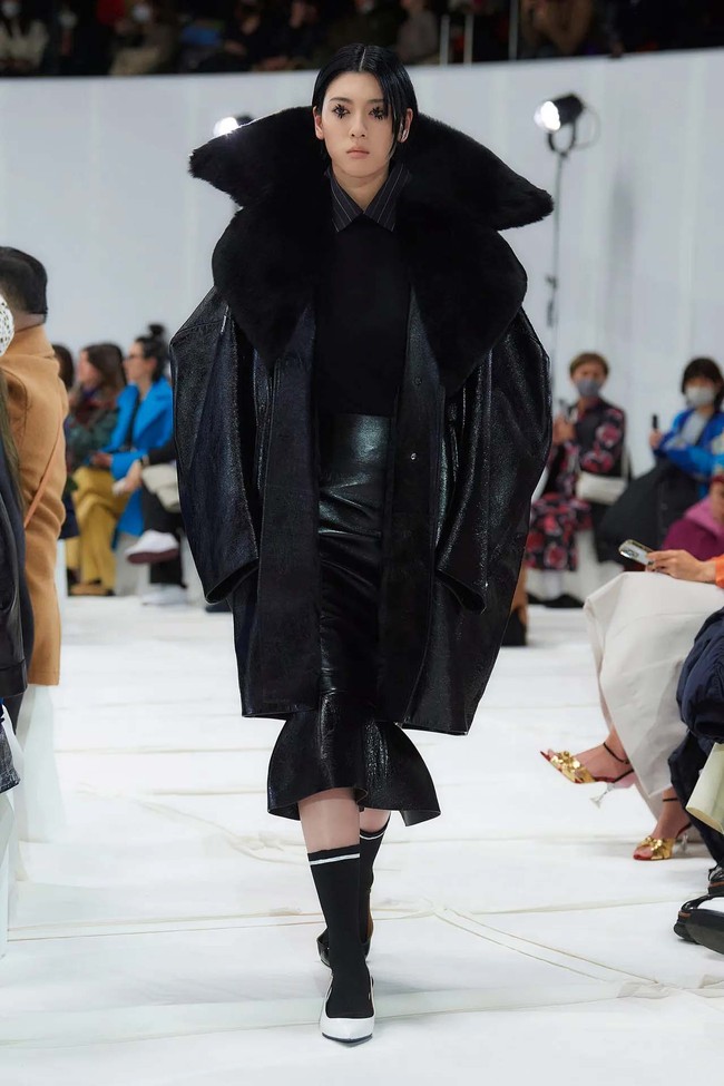 Creative director Marni, Francesco Risso menghadirkan busana dengan ciri khas Marni yang playful dan terdiri dari empat warna saja yaitu kuning, hitam, putih dan merah untuk koleksi fall/winter 2023. Foto: Dok. Marni