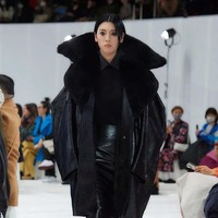 Creative director Marni, Francesco Risso menghadirkan busana dengan ciri khas Marni yang playful dan terdiri dari empat warna saja yaitu kuning, hitam, putih dan merah untuk koleksi fall/winter 2023. Foto: Dok. Marni