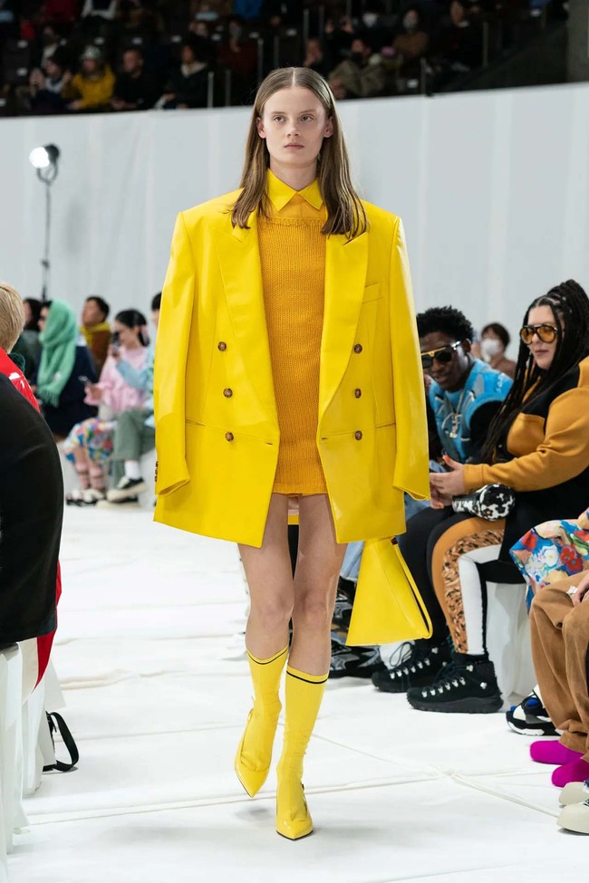 Creative director Marni, Francesco Risso menghadirkan busana dengan ciri khas Marni yang playful dan terdiri dari empat warna saja yaitu kuning, hitam, putih dan merah untuk koleksi fall/winter 2023.  Foto: Dok. Marni