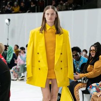 Creative director Marni, Francesco Risso menghadirkan busana dengan ciri khas Marni yang playful dan terdiri dari empat warna saja yaitu kuning, hitam, putih dan merah untuk koleksi fall/winter 2023.  Foto: Dok. Marni