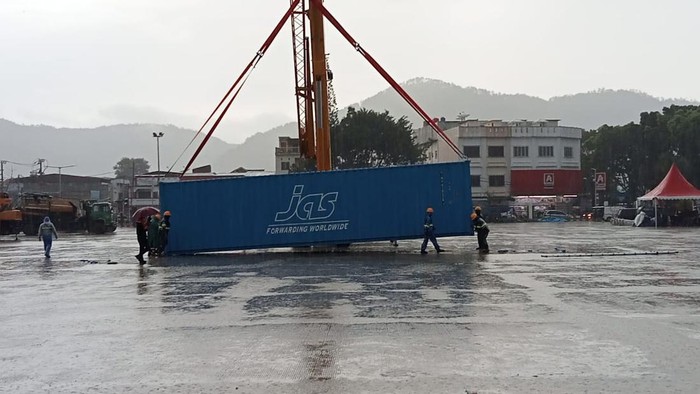 Kontainer pengangkut kapal F1H2O tiba di Balige. (Foto: Istimewa)