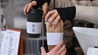 Kebanyakan orang Korea justru lebih memilih mengonsumsi kopi karena alasan kepraktisan. Banyak orang Korea yang bekerja setiap harinya membutuhkan kafein untuk menunjang aktivitas mereka. Kafein tersebut mereka jadikan sebagai asupan tenaga. Namun, mereka membutuhkan asupan kafein yang tidak membuat berat badan naik. Maka dari itu, mereka lebih memilih iced Americano karena kadar gulanya yang sangat sedikit.