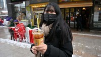 Para penggemar sangat berdedikasi untuk mengonsumsinya sepanjang tahun sehingga mereka menciptakan pepatah Korea Selatan yang baru: Bahkan jika saya mati kedinginan, es Americano! Jenis satu ini merupakan rasa kopi yang terbuat dari espreso atau kopi pekat asli ditambah air saja. Kopi Americano ini kerap kali muncul dalam tayangan drama Korea atau menjadi kegemaran idol K-Pop.