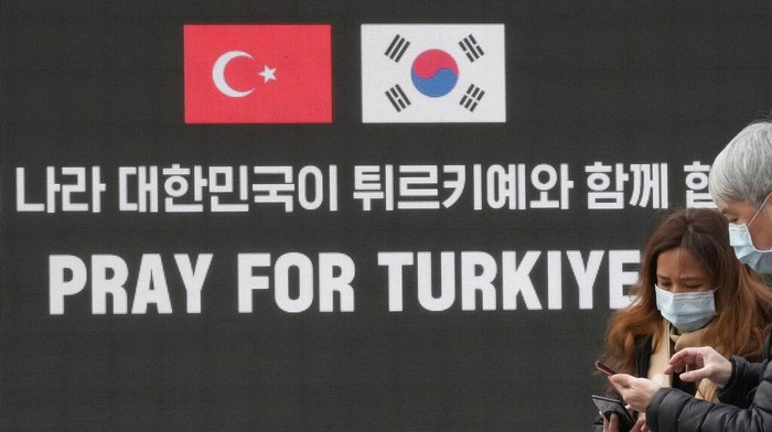Papan reklame yang bertujuan untuk membantu korban gempa di Turki terpasang di Seoul, Korea Selatan. Ini fotonya.