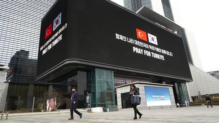 Papan reklame yang bertujuan untuk membantu korban gempa di Turki terpasang di Seoul, Korea Selatan. Ini fotonya.