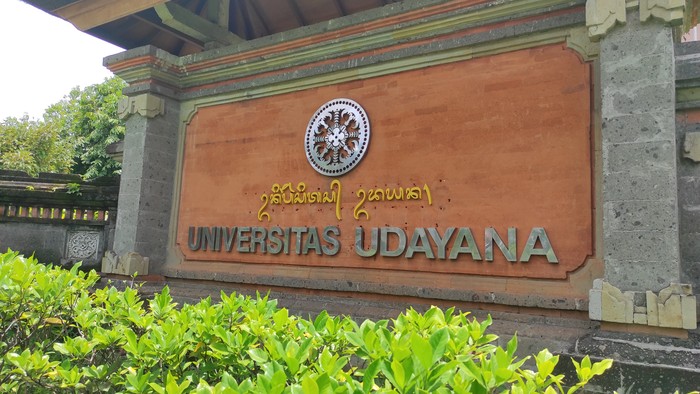 Plang papan nama Universitas Udayana (Unud) di kampus Jalan Panglima Besar (PB) Jenderal Sudirman, Kota Denpasar, Bali.