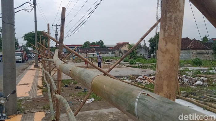 Lahan bekas Pasar Babadan, Desa Teloyo, Kecamatan Wonosari, Klaten, dipagari bambu, Minggu (12/2/2023).
