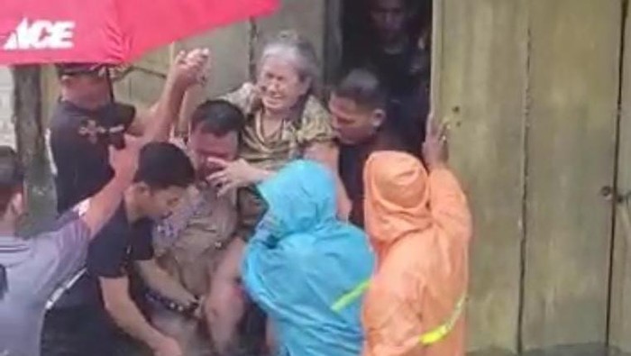 Lansia dievakuasi imbas banjir Makassar, Sulsel.