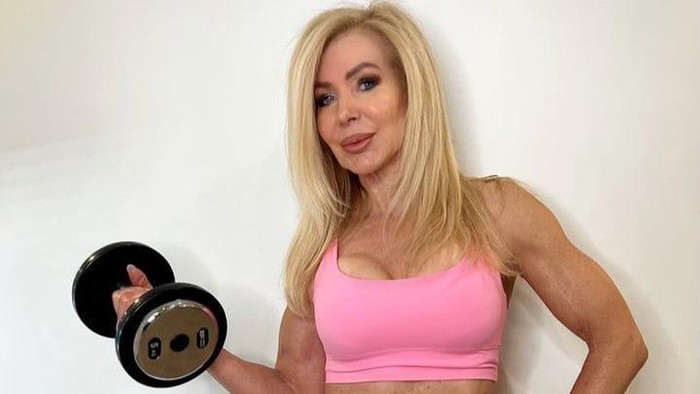 Heboh Lesley Maxwell disorot lantaran awet bugar di usia 64 tahun. Ini rahasianya.