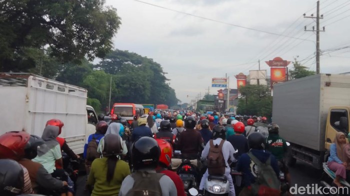 Kemacetan akibat banjir di Jalur Pantura Rejoso, Pasuruan.