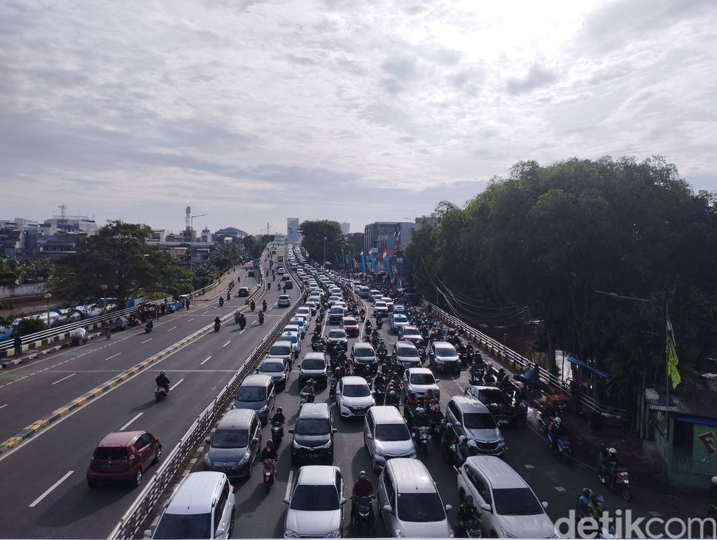Macet di Jl Kampung Melayu, Jakarta, 13 Februari 2023, pukul 08.00 WIB. (Brigitta Belia Permata Sari/detikcom)