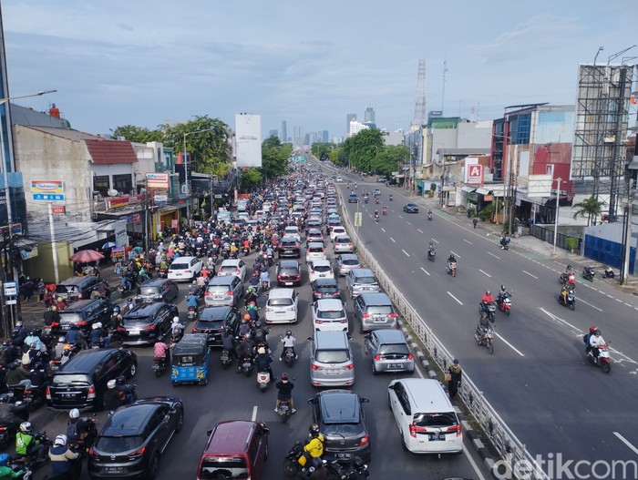 Macet di Jl Kampung Melayu, Jakarta, 13 Februari 2023, pukul 08.00 WIB. (Brigitta Belia Permata Sari/detikcom)