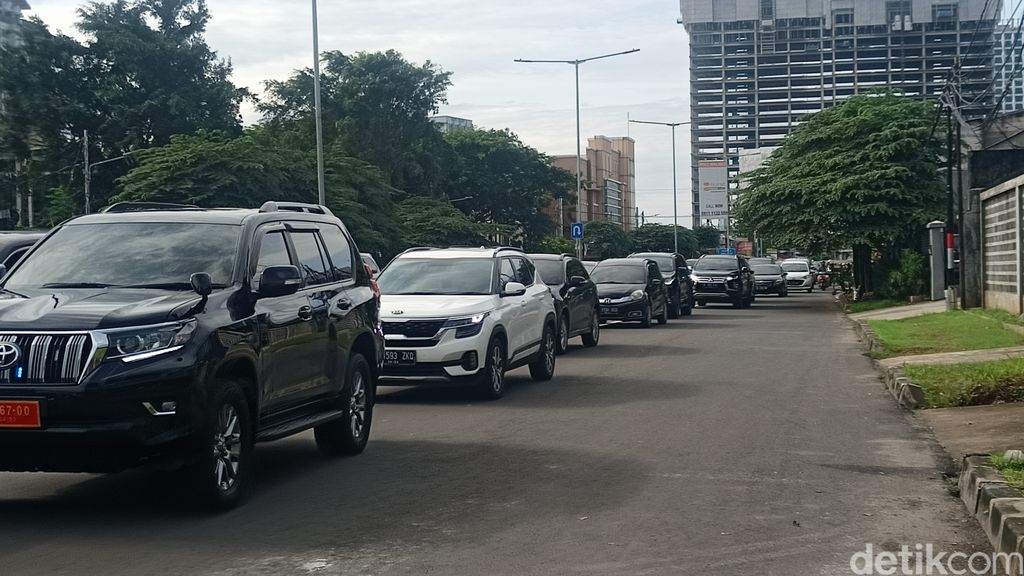 Macet di Jl Pangeran Antasari arah Jl TB Simatupang, Jaksel, 13 Februari 2023, pagi. (Adrial Akbar/detikcom)