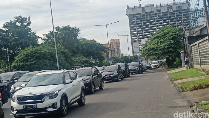 Macet di Jl Pangeran Antasari arah Jl TB Simatupang, Jaksel, 13 Februari 2023, pagi. (Adrial Akbar/detikcom)
